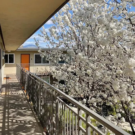 Top Floor-Work Here-Walk Downtown-King Bed